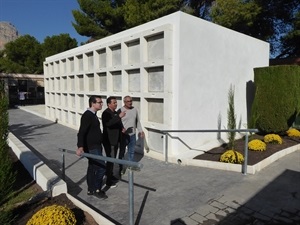 José Ballester, Jefe de los Servicios Técnicos visitando el cementerio junto a Pepe Cano, concejal de Serv. Técnicos y Bernabé Cano, alcalde de La Nucía