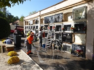 Los servicios técnicos municipales trabajando en el Cementerio para que esté todo a punto para este fin de semana