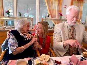 Edith Tauber junto a Jessica Gommans, concejala de Residentes Extranjeros ayer durante la celebración