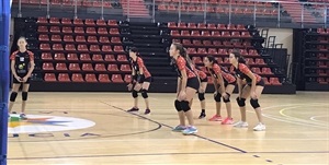 El Infantil del Club Voley La Nucia durante el partido frente al Juguettos Gandía al que ganó