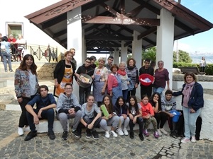 Al finalizar el Taller todos los participantes, jóvenes y mayores, han inmortalizado la jornada delante del LLavador