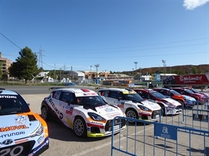 Los coches de los pilotos prioritarios en el Parque de reagrupamiento de la Ciutat Esportiva Camilo Cano