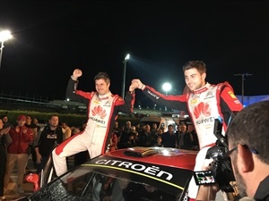 Pepe López y Borja Razadura celebrando el triunfo a la entrada al Parque de Asistencia