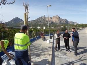 Mariano Oliva, coordinador jardinería La Nucia, Antonio Fernández, de la empresa Retamar junto a Bernabé Cano, alcalde de La Nucia