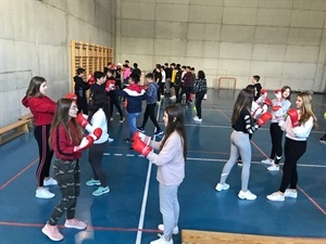 Las alumnas se implicaron al máximo en este motivador taller, organizado por el AMPA del IES La Nucía