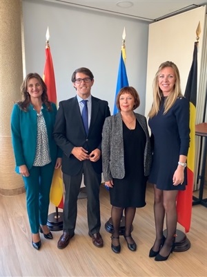 Jessica Gommans junto a Mia Van Lil Consul de Bélgica, Mariola Rocamora, concejala de Orihuela y Juan de Dios Navarro, diputado de Residentes Extranjeros