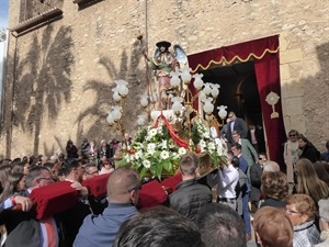 El arcángel Sant Rafel a su salida de la Iglesia