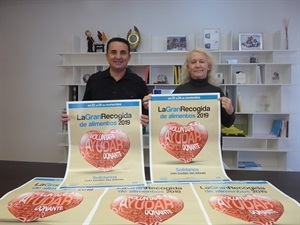 Beatriz Pérez-Hickman, concejala de Bienestar Social y Bernabé Cano, alcalde de La Nucía en la presentación de la "Gran Recogida de Alimentos"