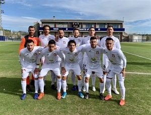 Alineación del C.F. La Nucía ante el Levante "B", con la segunda equipación "blanca"