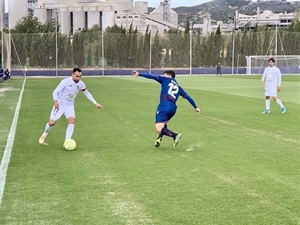 El capitán Juanma Ortiz en una jugada ante el filial granota