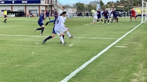 Agüero centrando un balón al área del equipo local