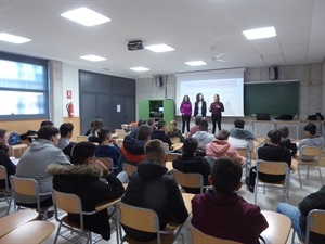 Ana Llobell, psicóloga, Raquel Ruiz, trabajadora social y Gemma Márquez, concejala de Igualdad esta mañana en el inicio de los Talleres