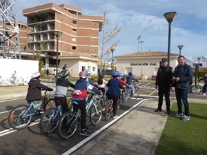 Sergio Villalba, concejal de Educación junto a Javier Burrueco, Jefe Policía Local de La Nucía esta mañana en el Parque Infantil de Tráfico de La Nucía