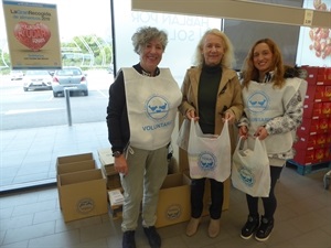 Dos voluntarias sociales junto a Beatriz Pérez Hickman, concejala de Bienestar Social, esta mañana