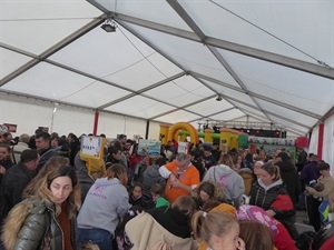 El Día de La Infancia se celebró por el viento bajo la carpa de las Food Trucks