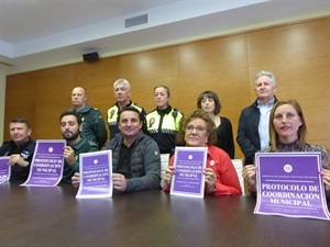 Margarita Luján, pta. de la Asociación Mujeres con Voz de la Marina Baixa, Caridad Rodríguez, técnica de Igualdad, Gemma Márquez, concejala de Igualdad, Serafín López, concejal de Seguridad Ciudadana, Borja Fernández, teniente Guardia Civil de Altea, Jesús Rivero, brigada Guardia Civil de Altea,  Nuria López y Salvador Martínez, agentes Unidad de Violencia de Género Policía Local, Javier Burrueco, Jefe Policía Local de La Nucía y Bernabé Cano, alcalde de La Nucía durante la presentación del protocolo