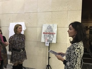 La artista Patricia Franco explicando su obra #NoAlSilencio Miedo Premios 1 2019