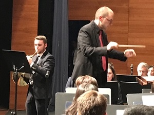 El solista solista Ximo Cano (trompa) interpretó otra de las piezas del concierto junto a la UM La Nucía