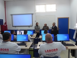 El trabajo final de curso ha sido el montaje y equipación de una nueva aula de informática en la Escuela de Oficios