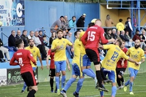 El central Julen rematando de cabeza en el Estadio e Los Arcos