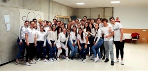 Los alumnos de 2º de Bachiller protagonistas del vídeo junto a Mª Jesús Jumilla, concejala de Juventud, al finalizar el rodaje