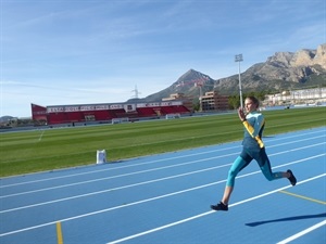 Yulia Levchenko (4ª en el Mundial de Doha 2019 y 2ª en Mundial de Londres 2017) corriendo por la Pista de Atletismo