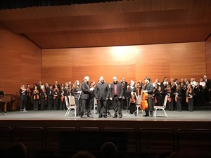 Los tres directores de las corales saludando al finalizar el concierto