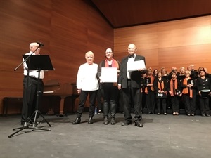 La Unió Musical de La Nucía entregó unos detalels a las corales de Benidorm y Finestrat, con motivo de este concierto de "Trobada de Corals de la Marina Baixa"