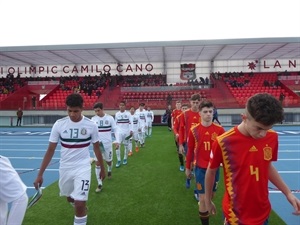 Las dos selecciones saltando al césped del Estadi Olímpic Camilo Cano