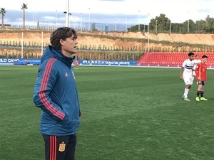 El seleccionador Julen Guerrero dirigiendo a su equipo ayer en La Nucía