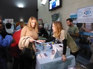 En las mesas informativas las asociaciones podían conocer directamente el proyecto de cada ong