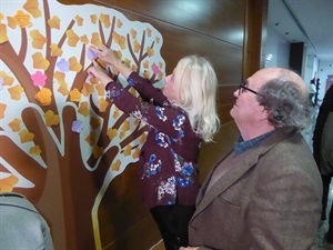 Pedro Lloret y Beatriz Pérez Hickman en el Árbol Solidario