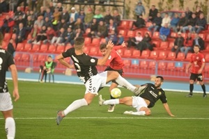 Sergi chutando a puerta con dos jugadores del Llagostera delante