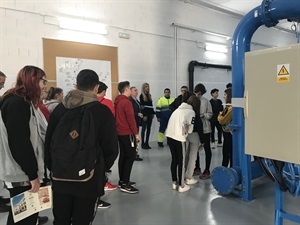 Alumnos del IES La Nucía visitando a la ETAP de La Nucía