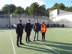 Salvador Martínez, agente Policía Local, Javier Burrueco, Jefe Policía Local La Nucía, Noelia Pérez, dtora. Colegio San Rafael y Sergio Villalba, concejal Educación en el simulacro