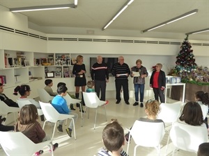 María Jesús Jumilla, concejala de Juventud junto a Paqui Herrera, Isabel Pérez, Manuel Sánchez Pérez y Juan Valentín Serrano