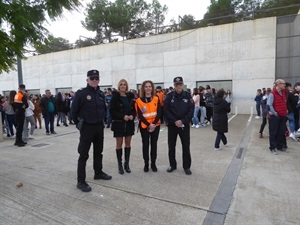 Salvador Martínez, agente de la Policía Local, Francisco Ballester, jefe de la agrupación de Protección Civil La Nucía, Empar Gadea, directora del IES La Nucía y María Jesús Jumilla, concejala de Juventud de La Nucía al finalizar el simulacro