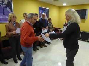 Beatriz Pérez Hickman entrega a José Ferrer Devesa su diploma en el Centro Social El Calvari