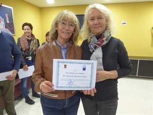 Mª Yolanda Álvarez López tras recibir el diploma de finalización del curso