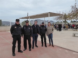 Nuria López y Salvador Martínez, agentes Policía Local, Francisco Ballester, jefe agrupación Protección Civil La Nucía, Silvia Ripoll, dtora. La Muixara y Pepe Cano, concejal de Participación Ciudadana de La Nucía