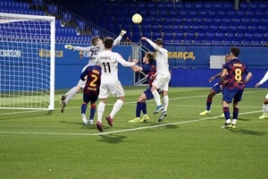 El portero blaugrana Iñaki Peña despeja ante los jugadores nucieros, ayer "de blanco"