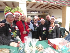 Miembros de la Asociación Jubilados y Pensionistas de La Nucia junto su presidente Vidal Corredor, Beatriz Pérez Hickman, concejala de 3ª Edad y Bernabé Cano, alcalde de La Nucía en la inauguración