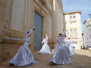 Baile para animar la navidad frente a la Iglesia