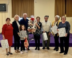 Los premiados en el sorteo de regalos junto a Vidal Corredor, pte. Asoc. Jubilados y Pensionistas y Beatriz Pérez-Hickman, concejala de Tercera Edad