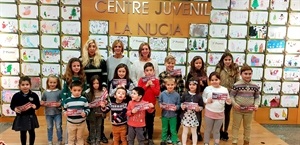 Todos los premiados en el XI Concurso de Dibujo de Navidad junto a Ofelia Jurado, profesora Dibujo y las concejalas Gemma Márquez y Mª Jesús Jumilla