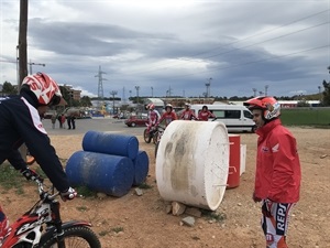 Toni Bou viendo el ejercicio de los jóvenes piltos