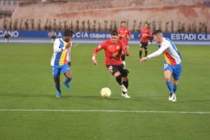 Javi Cabezas en una jugada del partido