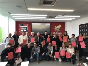 Los alumnos-trabajadores del Taller de Empleo con sus diplomas