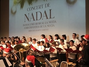 El coro escolar estuvo formado por alumnos de los dos colegios, intituto y escola de música