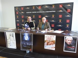 Pedro Lloret, concejal de cultura y Bernabé Cano, alcalde de La Nucía durante la presentación del avance de la programación de l´Auditori